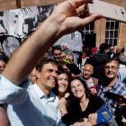 Sánchez se hace una selfie con seguidores, tras su primer acto de campaña en Cataluña. PÉREZ