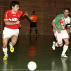 Susi, a la derecha, abrió el camino del triunfo al equipo leonés.