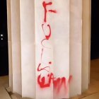 Pintada en la que se adivina la frase 'Fuck law'