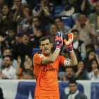 Casillas aplaude a la afición en el último partido de la temporada en el Santiago Bernabéu.