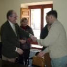 Tarsicio Sánchez y Javier Arribas durante la firma de entrega de las casas