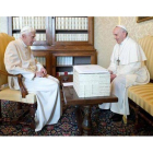 El anterior Papa, Benedicto XVI, y su sucesor, Francisco, durante su histórica entrevista.