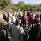 La imagen muestra a un grupo de turistas en una visita guiada a las famosas minas de oro.