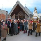 Ocho jóvenes portaron la imagen de la Virgen durante su recorrido por el barrio de Rectivía