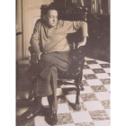 Alejo Carpentier en la casa que perteneció al esclavista leonés Santiago Cuesta. A la derecha, el patio y objetos del escritor