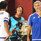 José Mourinho da instrucciones a Cesc, durante el partido entre el Barça y el Chelsea en Washington.