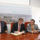 Antonio Silván, consejero de Fomento, firmó el libro de visitas del Ayuntamiento.