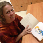 La promotora de la iniciativa, Eva Alfonso, con su libro.