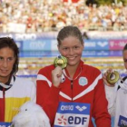 Erika Villaécija, a la izquierda, alza su medalla de bronce lograda en los Europeos de Budapest.