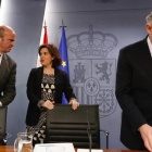 La vicepresidenta del Gobierno en funciones, Soraya Sáenz de Santamaría, y los ministros de Economía, Luis de Guindos, y de Hacienda, Cristóbal Montoro.