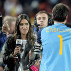 La periodista Sara Carbonero entrevista a Iker Casillas tras un partido.