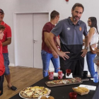 Vicente Moreno, técnico del Real Mallorca, compartió ayer, tras la goleada ante el Llagostera (4-0), una charla con los aficionados rojillos