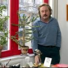 Julio Llamazares en su residencia de Madrid