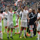Javi Martínez, sin camiseta, en el centro, celebra la Bundesliga junto a sus compañeros.
