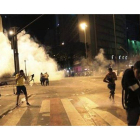 Manifestantes huyen del gas en Belo Horizonte.