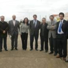 Los representantes de la Diputación posan junto a los alcaldes de Villaquejida, Cimanes y Toral