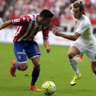 Sergio Alvarez (i) pelea un balón con el centrocampista galés del Real Madrid Gareth Bale.