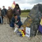 Miembros de las Juventudes del PSOE colocando una corona de flores junto al monolito a los fusilados