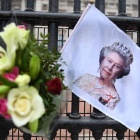 Felicitaciones a la reina en las verjas del Palacio de Buckingham. ANDY RAIN