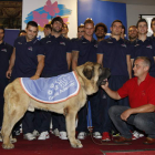 La plantilla posa en el acto de presentación con su nueva mascota, el mastín leonés Caimán, que pronto cambiará de nombre.