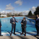 El consejero de Presidencia de la Junta de Castilla y León visita las piscinas de La Bañeza acompañado de su alcalde.