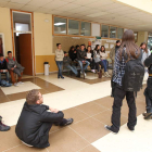 Un grupo de alumnos reunidos en asamblea en Filosofía.