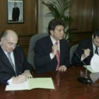 Manuel Lamelas, Carlos López Riesco y Reiner Cortés, ayer durante la firma del convenio