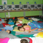 Los niños pasaron la noche en el aula junto a sus padres.