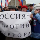 Una pancarta en la que pone «Rusia contra el terrorismo» durante una manifestación.