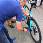 Inspectores de la UCI inspeccionan la bici de Chris Froome durante el Tour del 2016.