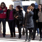 Varios familiares de las víctimas acuden a la iglesia de Tordómar para asistir al funeral.