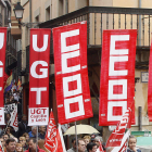 Enseñas de Comisiones Obreras y UGT en un acto sindical en León