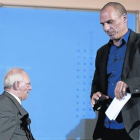 Varoufakis (derecha), con Schauble, tras una rueda de prensa en Berlín, el pasado5 de febrero