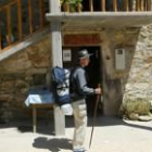 Un peregrino llega, ayer, a la puerta del albergue de Rabanal del Camino, donde falleció la gaditana