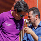 Óscar López charla con Luis Tudanca en la visita de ambos a Riaza. PABLO MARTÍN