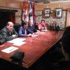 En la mesa, el secretario provincial del PSOE con varios alcaldes en el torreón de La Vecilla. DL