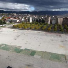 Vista del espacio dejado por el viejo Carrefour desde La Rosaleda, con el centro al fondo.