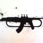 Uno de los curiosos ‘kalashnikov-trompeta’ de la exposición de Doctor Hoffman.