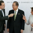 Mariano Rajoy y la diplomática mexicana Patricia Espinosa conversan en presencia del secretario general de la ONU, Ban Ki-moon, durante la llegada de mandatarios a la cumbre de Marraquech.