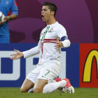 Cristiano Ronaldo reclama falta tras sufrir una entrada en el partido que Portugal jugó ante Dinamarca.