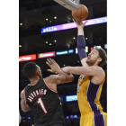 Gasol penetra a canasta ante la oposición de Jeffries.