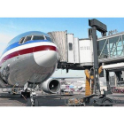 Un avión de American Airlines en el aeropuerto de El Prat, en su primer vuelo directo a Nueva York.