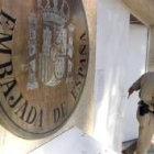 Un miembro de la Embajada de España en Bagdad cierra la puerta de la legación diplomática