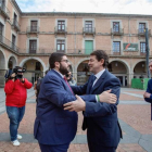 Mañueco saluda ayer al alcalde de Ávila, Jesús Manuel Sánchez Cabrera.