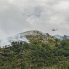 Labores de extinción en el incendio de Boca de Huérgano. MIGUEL F. B.