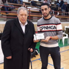 Luis Luengo, izquierda, entrega una placa al concejal de Deportes de La Bañeza, Andrés Turienzo. DL