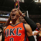 Russell Westbrook celebra la victoria ante los Nuggets con un triple sobre la bocina.