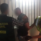 Imagen de la detención de un exoficial de policía ruso reclamado por las autoridades judiciales de su país.