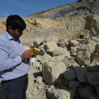 Un directivo de Ocean Resources, Ali Khawar, tomando pruebas en la zona de Friera y Requejo. A. F. BARREDO