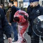 La policía desaloja un manifestante contra el CETA en Bruselas.